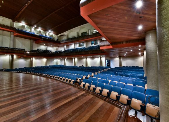 Canal da Música é reaberto em Curitiba com espaço maior e nova proposta cultural Grande Auditório do Canal da Música volta a receber eventos após reformas. (Foto: Krau Penas)