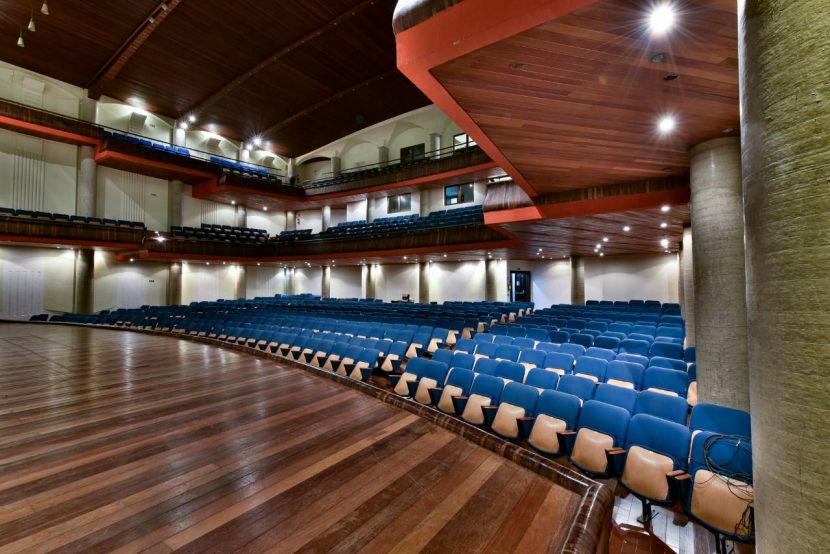 Canal da Música é reaberto em Curitiba com espaço maior e nova proposta cultural Grande Auditório do Canal da Música volta a receber eventos após reformas. (Foto: Krau Penas)