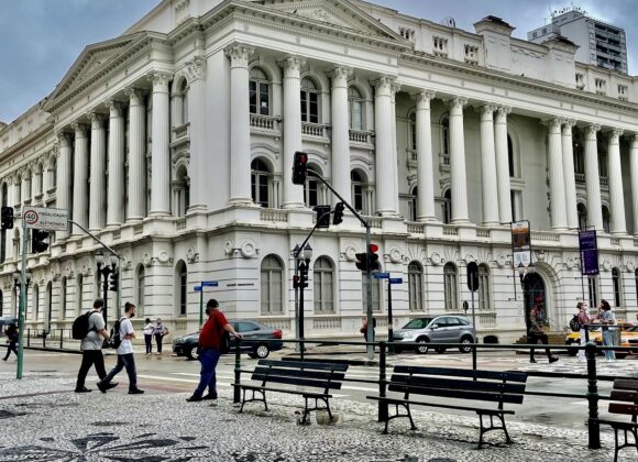 Casos de Covid-19 aumentam e Curitiba recomenda retorno do uso de máscara Covid-19 Curitiba