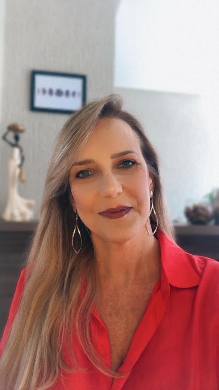 Próxima dos 50 anos de idade, ela mudou de profissão. Hoje, Claudia Schuh trabalha para auxiliar outras pessoas a se encontrarem profissionalmente