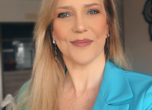 Próxima dos 50 anos de idade, ela mudou de profissão. Hoje, Claudia Schuh trabalha para auxiliar outras pessoas a se encontrarem profissionalmente