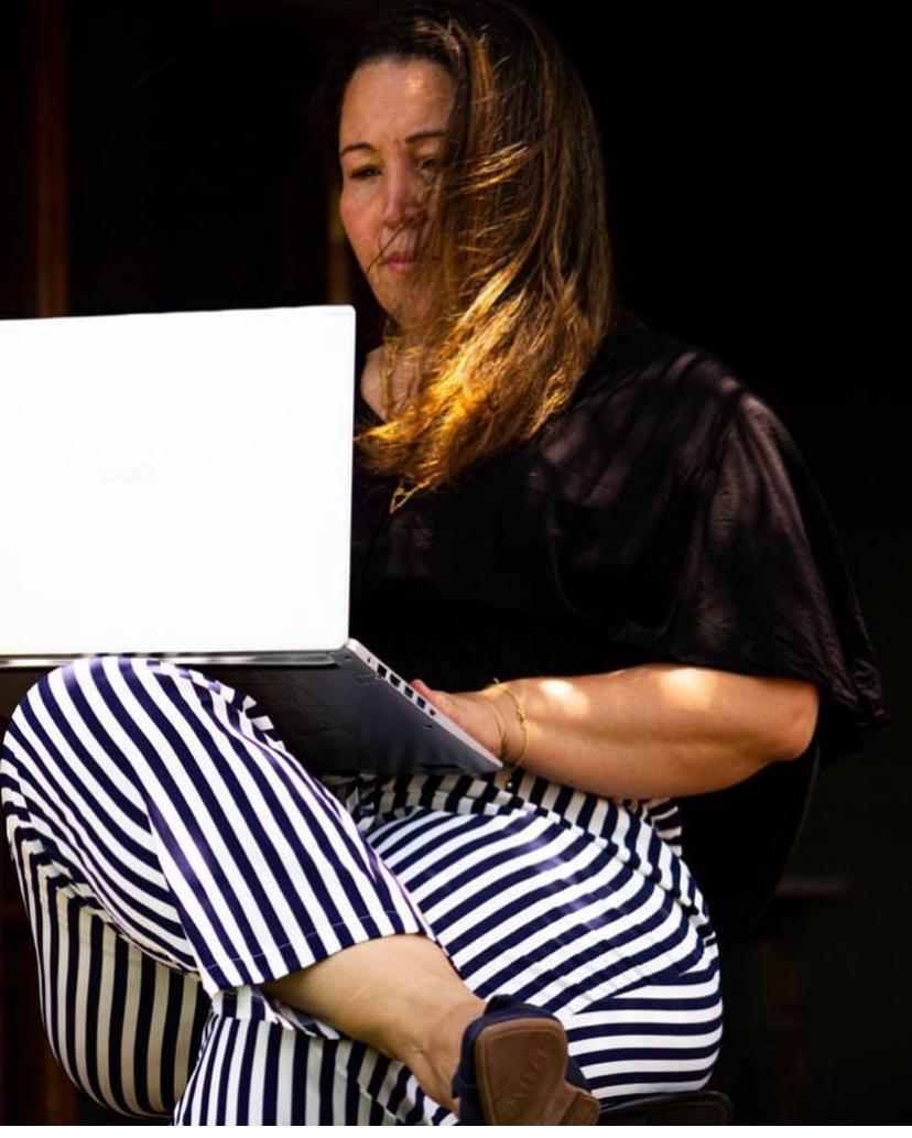 Superação, garra e persistência: Luciane cortava cana para sobreviver e hoje ajuda outras mulheres a vencerem também Superação, garra e persistência: Luciane cortava cana para sobreviver e hoje ajuda outras mulheres a vencerem também