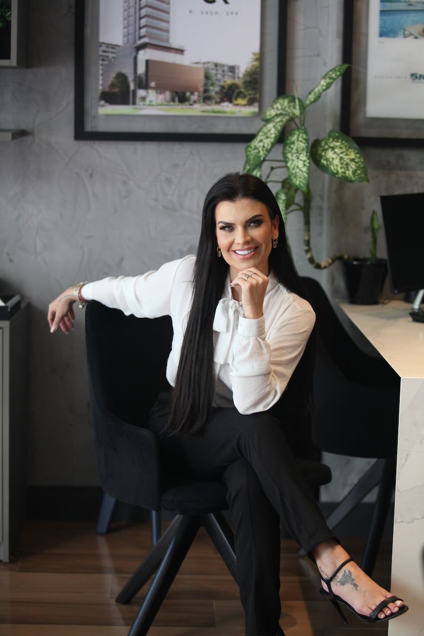 A Ana Carolina Pio é uma mulher de sucesso. Ela nasceu e cresceu em Balneário Camboriú, no litoral de Santa Catarina. Seu amor pela cidade é uma história de família, já que seu avô foi o primeiro prefeito da cidade, o Higino João Pio. Ana Carolina é corretora de imóveis de alto padrão, formada em Logística e Design de Interiores. Sua atuação na cidade é um dos destaques do mercado imobiliário, já que, só no primeiro ano de corretagem, ela atingiu um Valor Geral de Vendas milionário. Com técnicas modernas e métodos que realmente fazem a diferença para o setor imobiliário, ela conquistou mais de R$37 milhões em vendas no período de um ano. Um dos seus diferenciais também é o poder de se comunicar com os clientes, tornando a venda dos imóveis mais interessante e atraente para quem deseja morar no litoral. Em 2022, ela criou um canal do YouTube chamado de “Ana Carolina Pio”, onde ela mostra detalhadamente unidades incríveis para venda na cidade. Com carisma, conhecimento técnico e gentileza, ela conduz quem está assistindo a um verdadeiro passeio pelos imóveis à venda. Por conhecer o poder e valor da imagem, Ana Carolina descobriu que seu maior talento não é apenas vender os imóveis, mas também direcionar e influenciar pessoas. “Somei os mais de 20 anos de experiência em vendas à expertise em Imagem e Personal Branding. Assim pode ajudar meus clientes a expressarem sua melhor versão por meio de estratégias de comunicação e empoderamento, a fim de alcançar o sucesso e a realização pessoal e profissional”, explica. Além disso, Ana também oferece palestras, seminários e ensina outras pessoas a compreender e ter sucesso com o mercado imobiliário