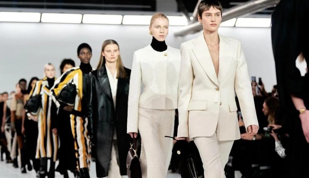 Gravatas estão de volta: a tendência dos desfiles de moda de Paris e Milão