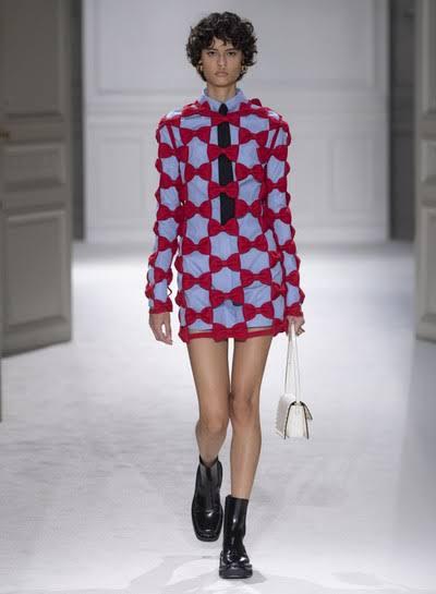 Sobretudos, texturas e estampas são destaques do Outono/Inverno 2023/24 da Valentino