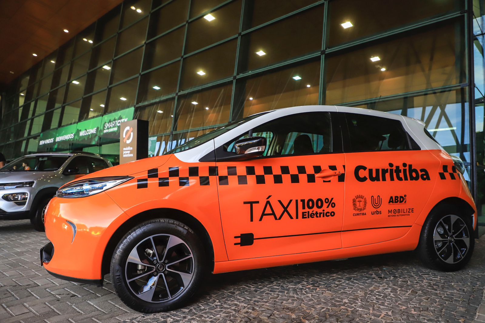 Curitiba dará início a programa teste de implementação de táxis elétricos na cidade