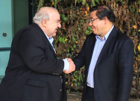 Curitiba dará início a programa teste de implementação de táxis elétricos na cidade Curitiba dará início a programa teste de implementação de táxis elétricos na cidade