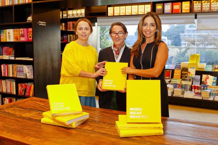 Lançamento do livro histórico sobre acervo do MON reúne artistas, curadores e patronos da instituição em Curitiba